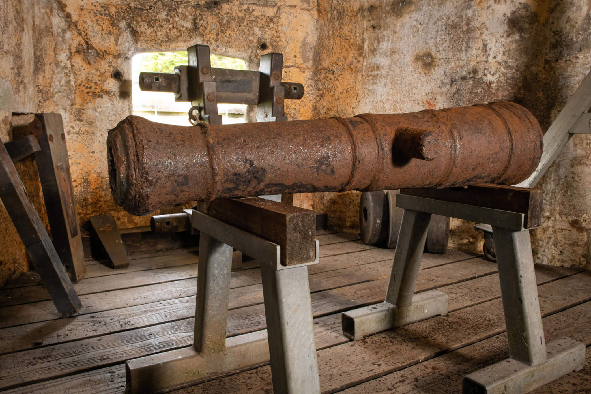 Cannon conservation at St Mawes Castle.