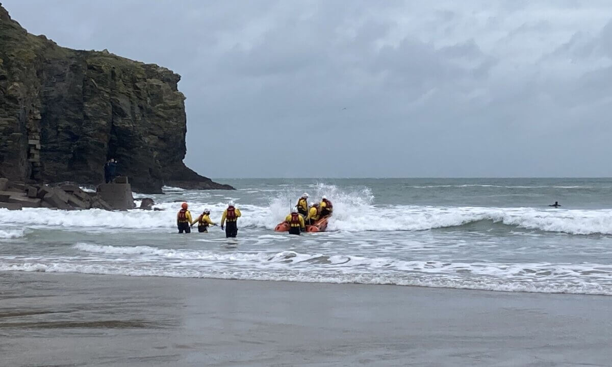 Lifeboat Crews Rescued Stranded Teenagers Planning To Use Yoga Mat
