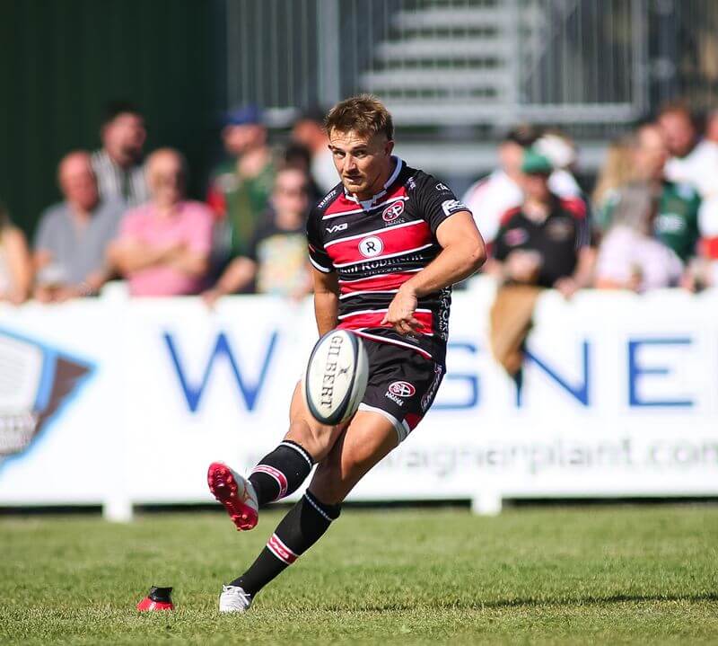 Arwel Robson kicking for the Cornish Pirates
