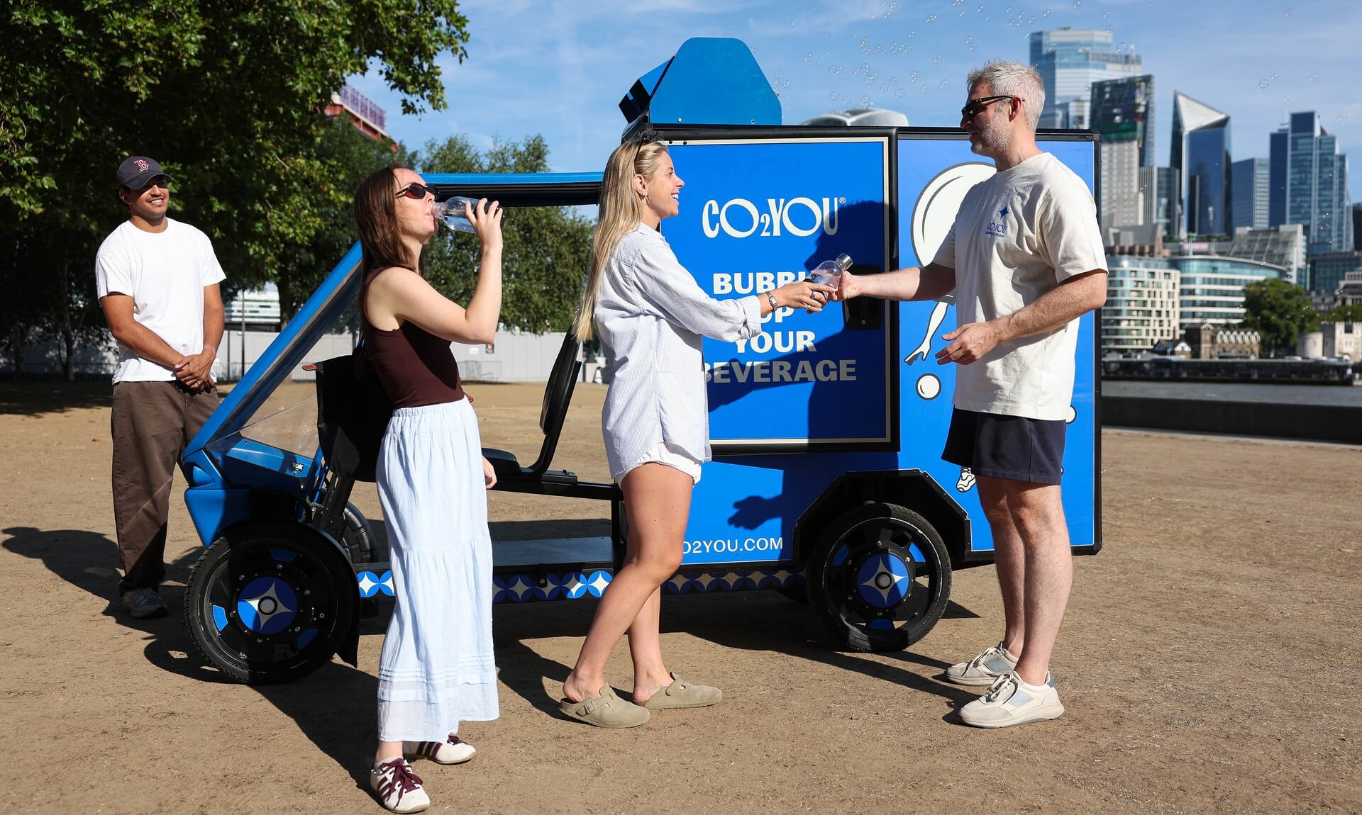 People taking a sparkling water refill from a CO2 YOU Bubble Bike on a hot day