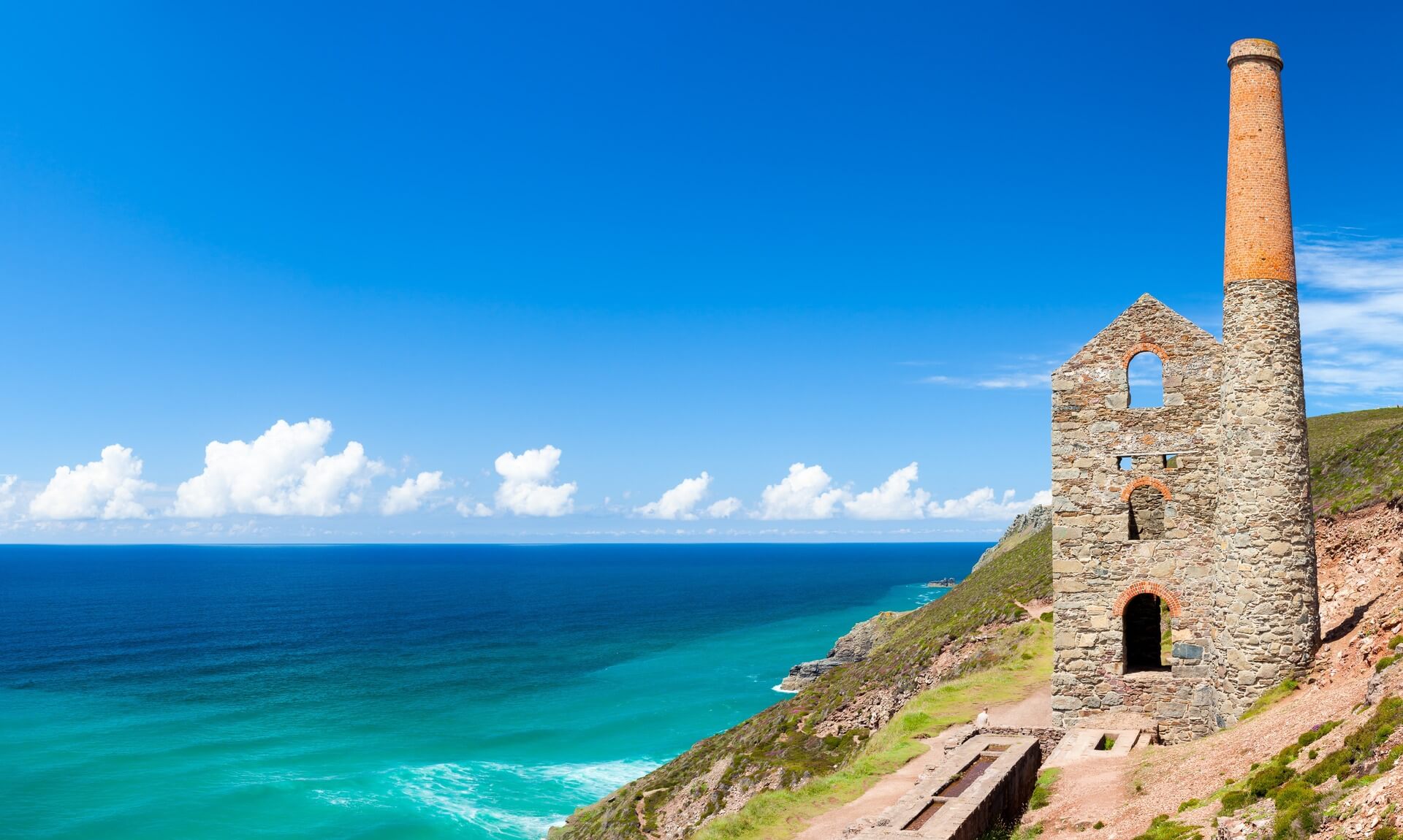 Towanroath engine house at Wheal Coates perched on the cliffs above the sea near St Agnes