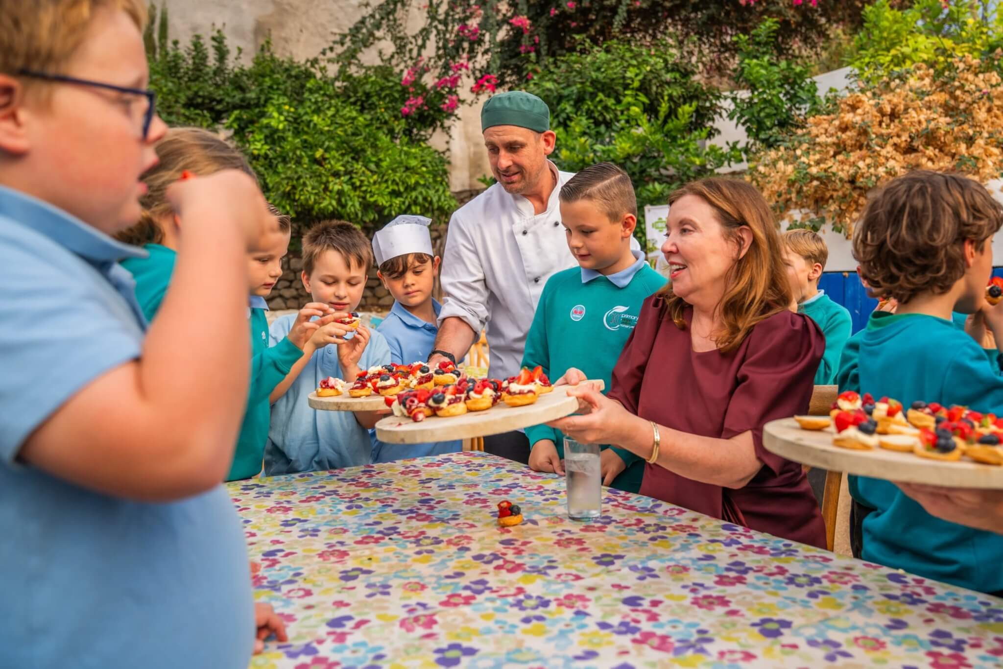 Pupils and Dame Rachel de Souza sharing food