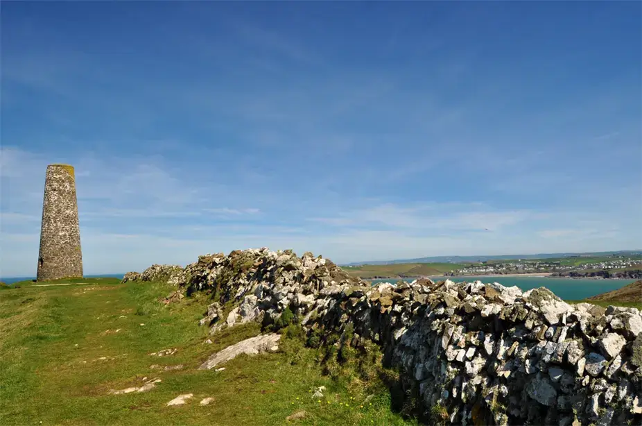 The stone daymark on Stepper Point beside a dry stone wall, with the Camel Estuary beyond
