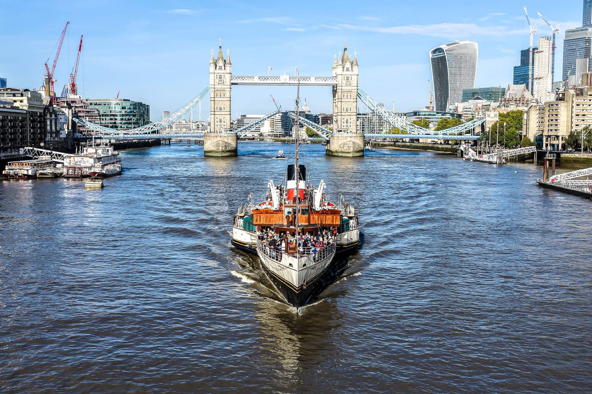 Waverley head-on on the River Thames with Tower Bridge behind