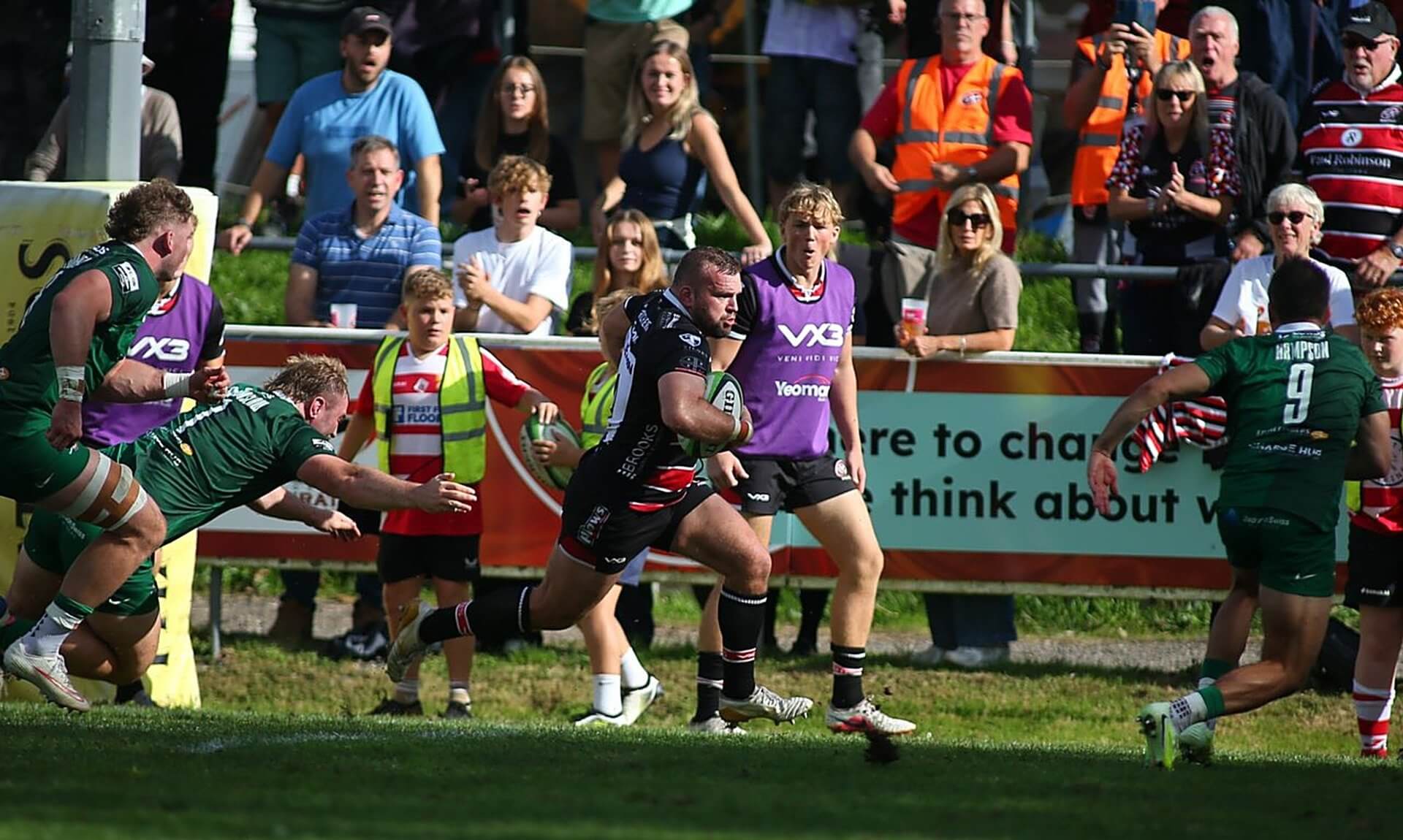 Morgan Nelson running in to score for the Cornish Pirates against Ealing Trailfinders