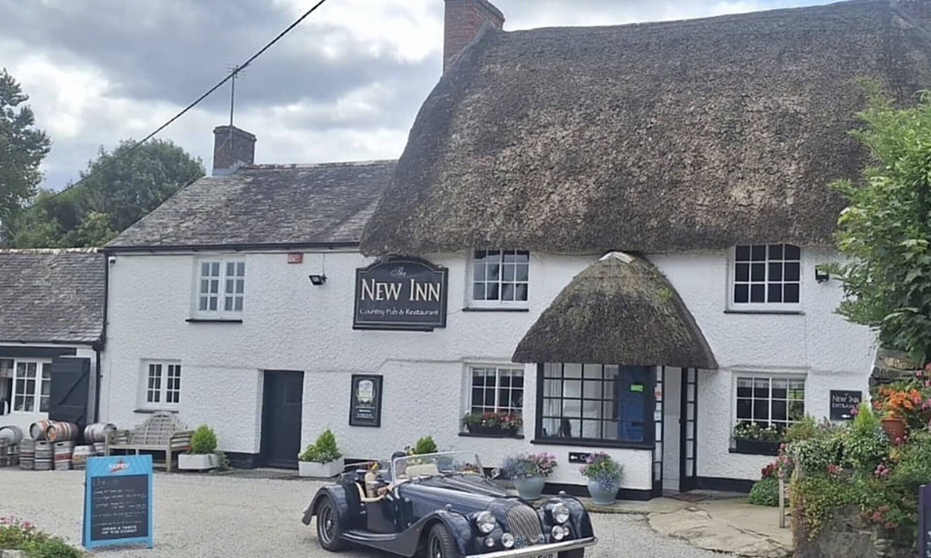 The thatched New Inn pub in Manaccan, Cornwall