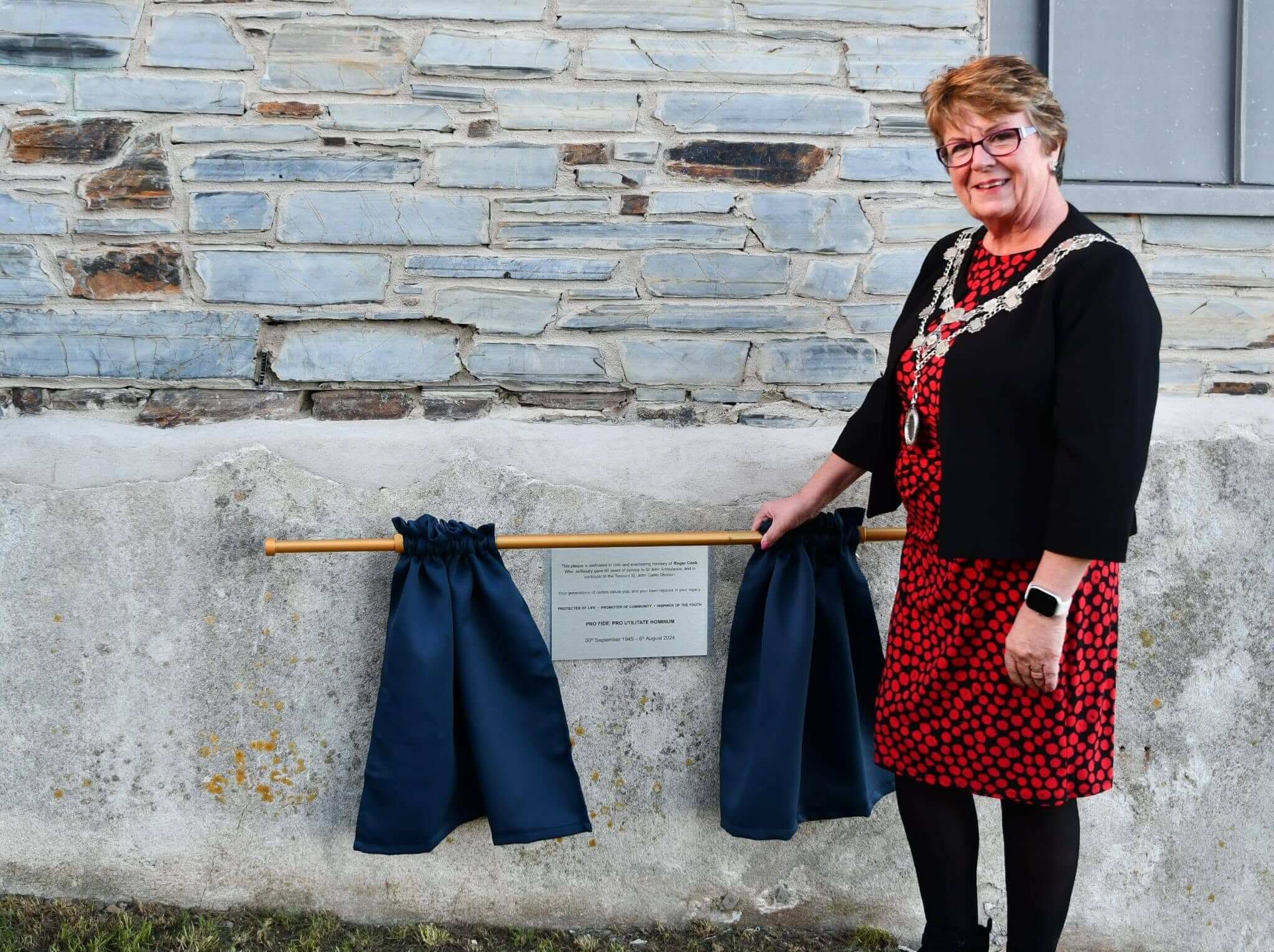 Torpoint Mayor Julie Martin unveiling the Roger Cook memorial plaque