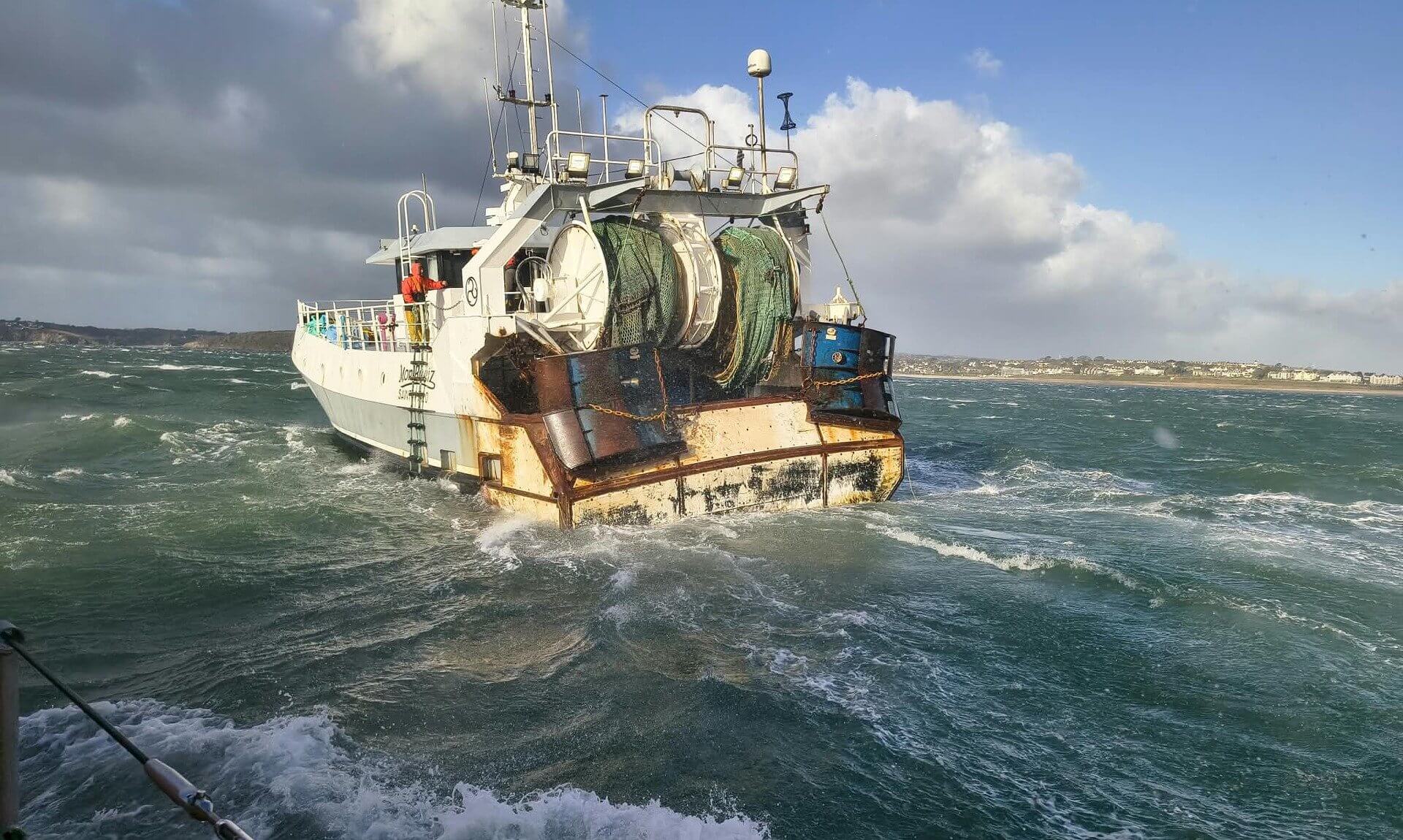 falmouth-rnli-storm-austen_featured French fishing vessel in rough seas in Falmouth Bay